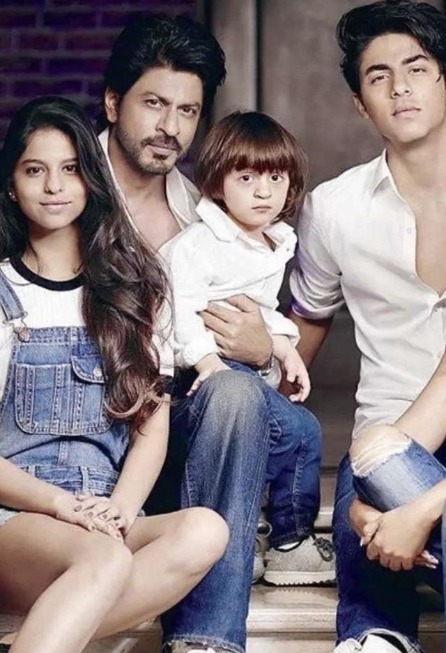 Pathaan: Shah Rukh Khan felt shy to flaunt his eight-pack abs in 'Jhoome Jo  Pathaan'; says he is 'very happy now when youngsters, my kids see me on  screen and say damn