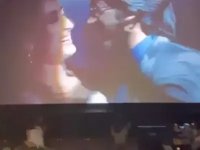 People Watch 'Jab We Met' In Cinema Halls During Valentines Week, Dance In Front Of The Screen