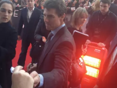 Tom Cruise Once Brought A Man With Heater To Follow Him At The Red Carpet & Fans Are Loving It