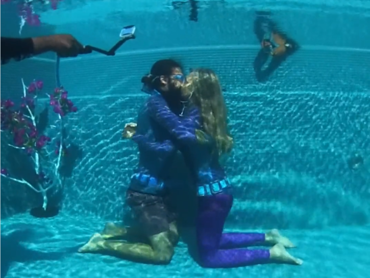 V Day World Record Of Longest Underwater Kiss 6037