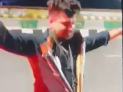 runk men in ghaziabad dance on elevated road