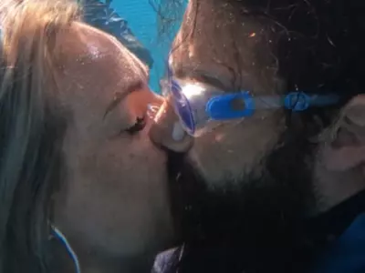 underwater kiss 