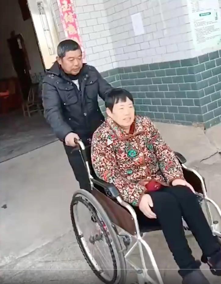 man in China looks after girlfriend for 30 years