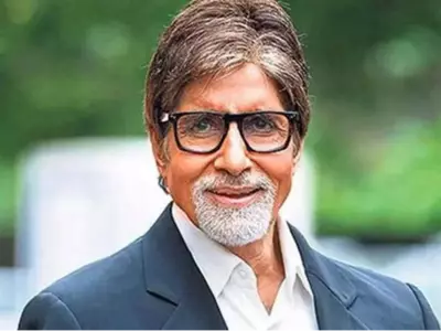 BigB Apologizes To Fans On Twitter After Horrible Error, People Find It 'Quite Entertaining'