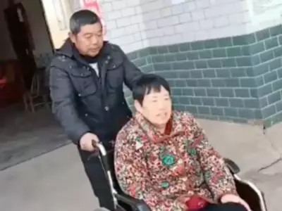 Chinese Man Takes Care Of His Girlfriend For 30 Years