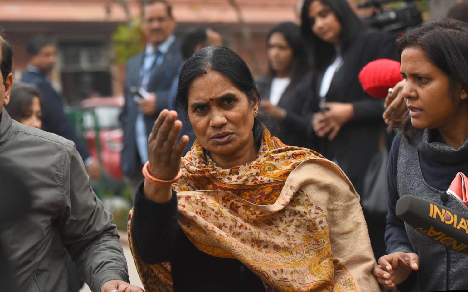 Nirbhaya's Mother Meets Delhi Victim’s Family, Says 'Don’t Support ...