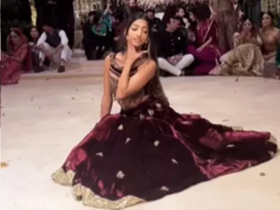 Pakistani Girl 'Ang Laga De' Dance Viral Video