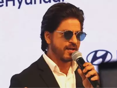 People Goes Crazy As SRK Sings 'Tujhe Dekha Toh Ye Jana Sanam' At Greater Noida Event 
