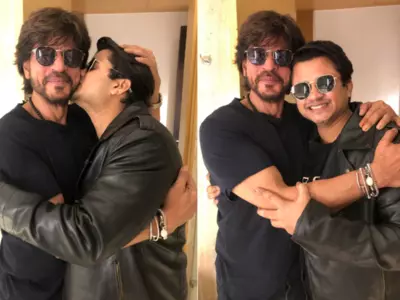 'Pathaan' Actor Shah Rukh Khan Meets And Greets His Fans Past Midnight, Pictures Goes Viral