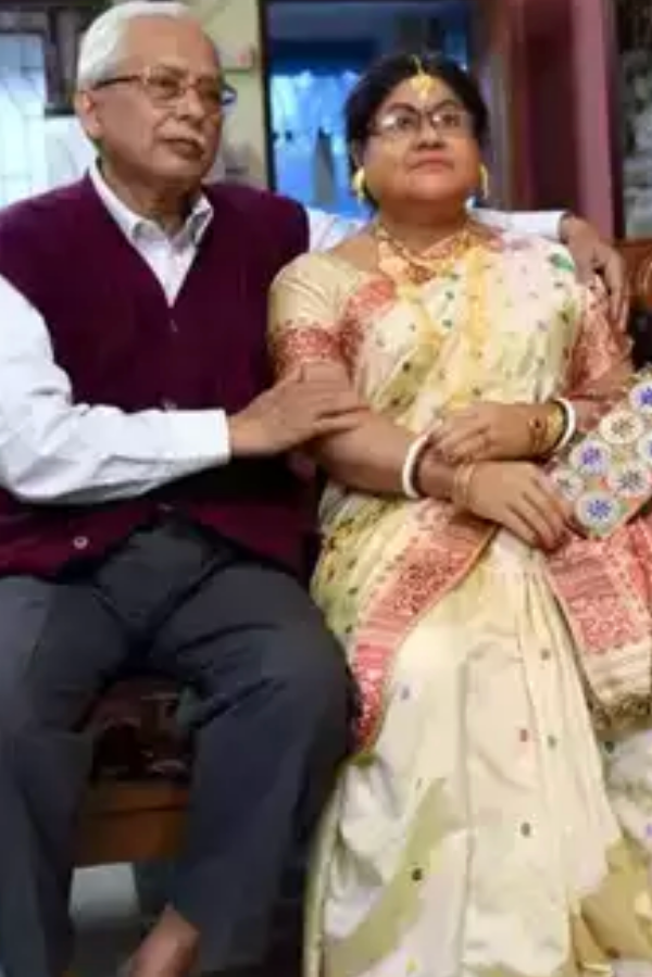 After Losing Wife To Covid, Man Keeps Her Memory Alive With Her Rs 2.5 Lakh Lifelike Statue