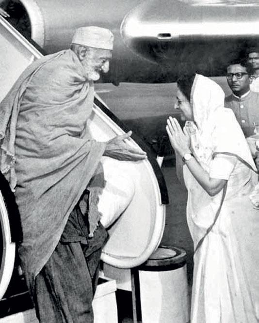 Khan Abdul Khan Gaffar with Indira Gandhi 