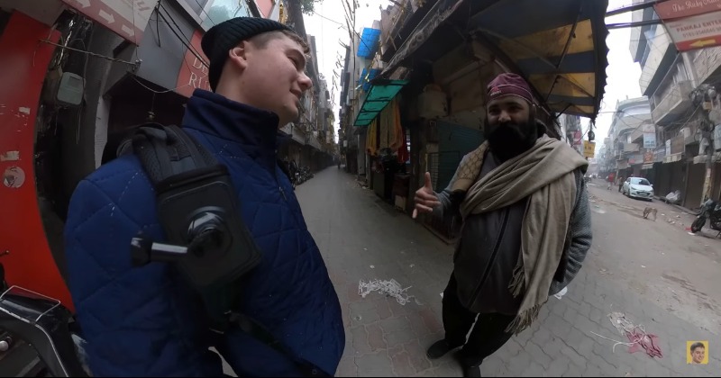 American Youtuber Speaks Fluent Punjabi While Visiting Golden Temple