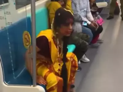 Woman Cosplays As Manjulika In Delhi Metro