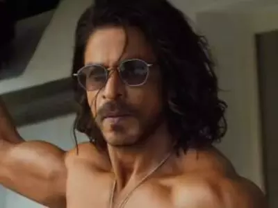 ‘10,000 Ka Bhi Ticket Chalega’: SRK Fan In Viral Video After Theatres Goes Housefull For Days