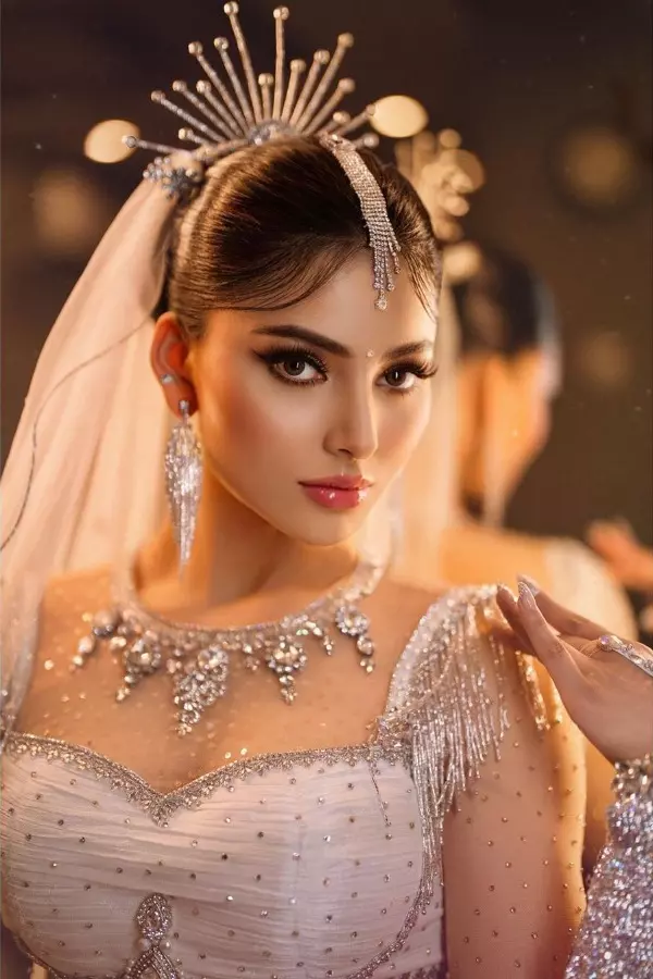 Urvashi Rautela Reacts As Crowd Interrupts Her Speech By Chanting ...