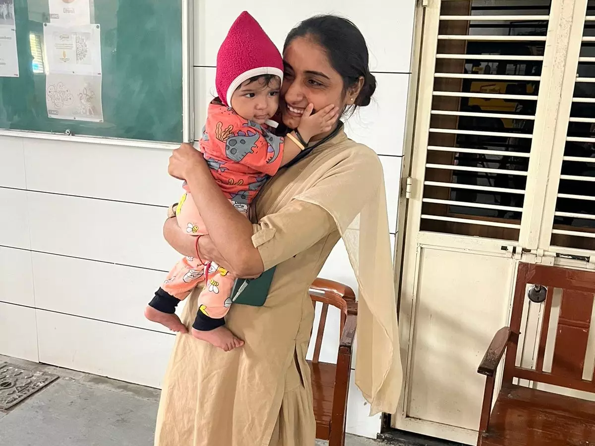 Ahmedabad Woman Constable Becomes Mother's Guardian Angel Ahmedabad Woman Constable Becomes Mother's Guardian Angel
