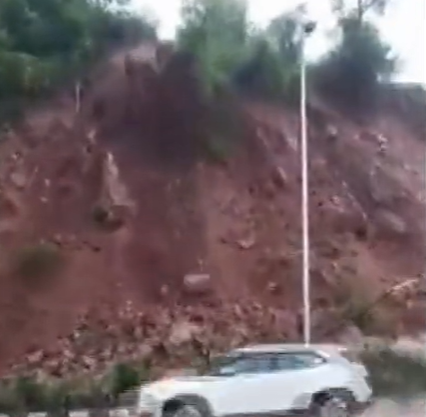 Cars escape landslide in Himachal Pradesh