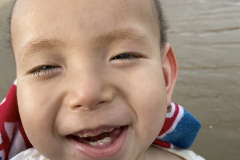 Chinese father makes medicine to treat his son 