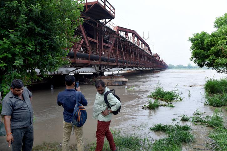 Delhi In Uncharted Waters As Yamuna Continues Flow Above Danger Mark Breaches 208 Metre Mark 0792