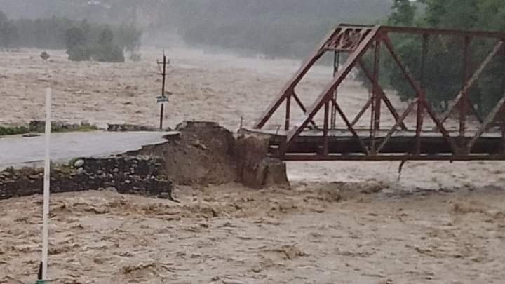 Cars escape landslide in Himachal Pradesh