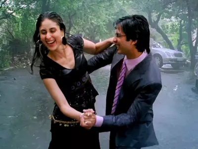 Couple Recreates Shahid And Kareena’s ‘Tum Se Hi’ In Mumbai’s Heavy Rain, Internet Is Impressed