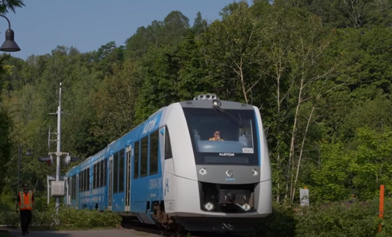 At Quebec Rails, the first hydrogen-powered train in North America is tested.