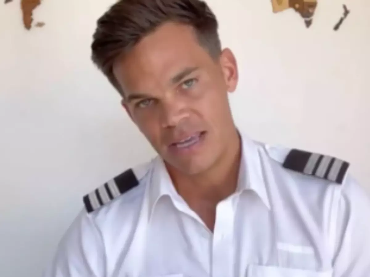 pilot-reveals-best-seat-to-avoid-turbulence-64c37620d5499 Indiatimes