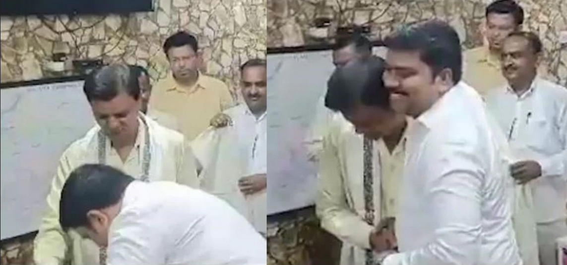 palamu ias a dodde touches feet of his peon