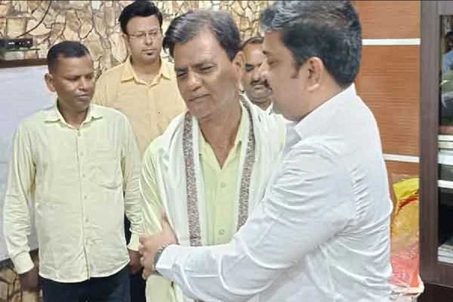 palamu ias a dodde touches feet of his peon