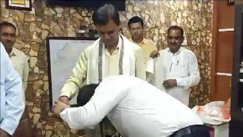 palamu ias a dodde touches feet of his peon