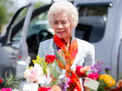 Through Their Flower Stand, A Missouri Widow Carries On A Sweet Tradition