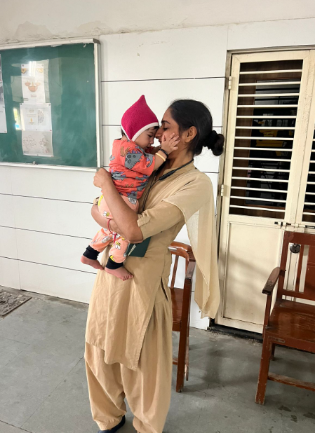 Ahmedabad Police Constable takes care of baby mother takes exam 