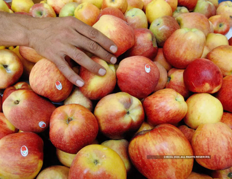 himachal pradesh farmers throw apple in water viral video