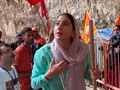 Now, Sara Ali Khan visited Baba Barfani Mandir in Amarnath and chanted Har Har Mahadev and once again, the internet is talking about her faith. 