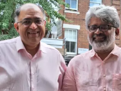 Indian Pakistan citizen friends of 31 years meet in london viral pic 