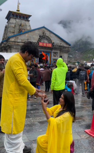 woman proposes man in front of kedarnath video viral