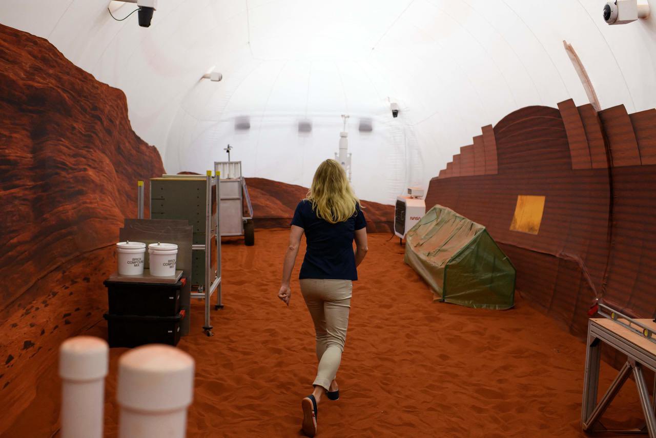 4 volunteers enter NASA's Mars simulation
