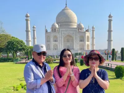 Korean Influencer's Heartfelt Taj Mahal Adventure with Parents Becomes an Internet Sensation