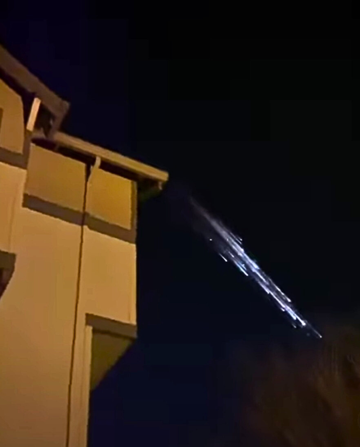 Man captures SpaceX rocket breaking up in Earth's atmosphere