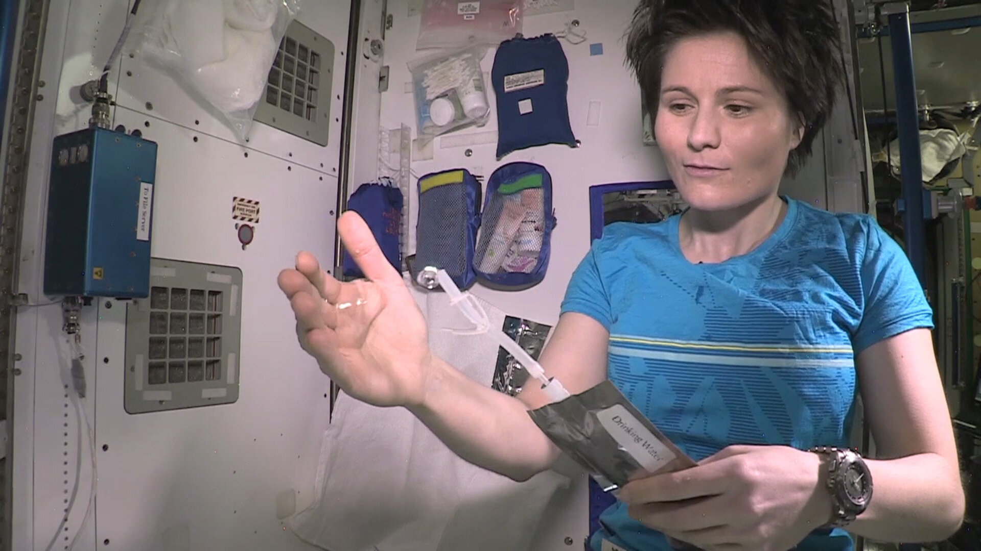 Деньги на мкс. Саманта Кристофоретти космонавт. Саманта Кристофоретти пилот. Саманта Кристофоретти ноги. Кристофоретти Саманта ножки на МКС.