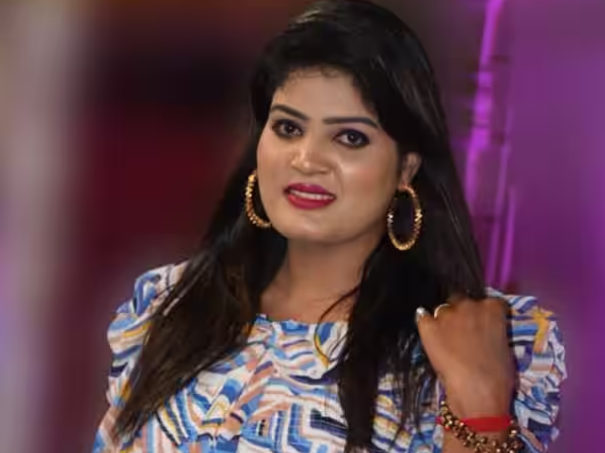 Bhojpuri Singer Nisha Upadhyay Shot During Live Show