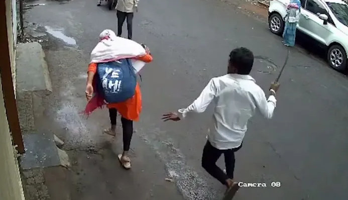 pune student attacked by-man-with-a-machete locals save her viral video 