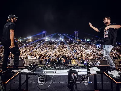Allu Arjun Joins DJ Martin Garrix At Sunburn; Makes Fans Go Crazy By Grooving To Oo Antava