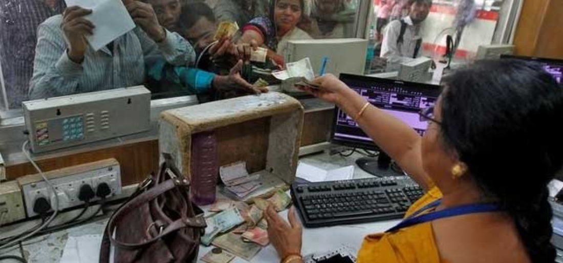 India's Bank Employees May Get 5 Day Work Week But With Longer Work Hours