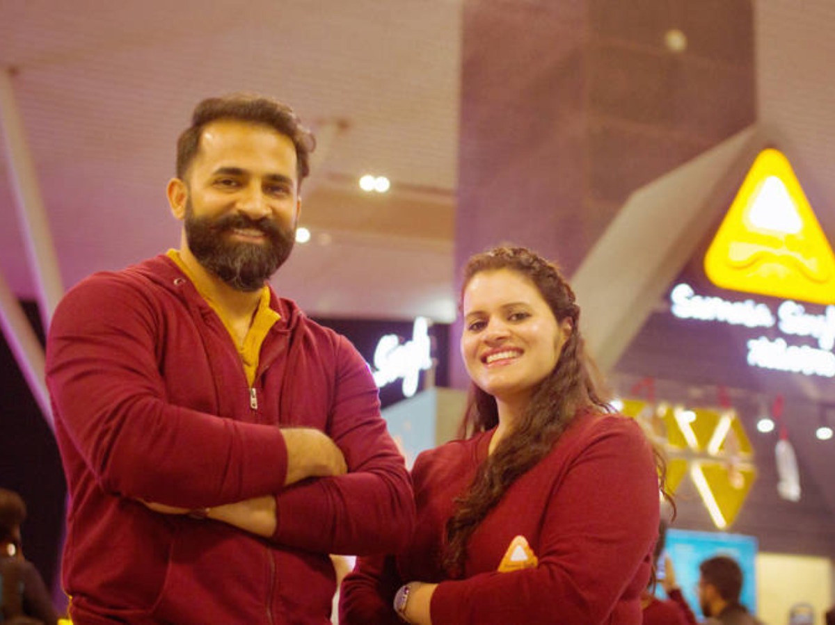 this-bengaluru-couple-left-jobs-sold-house-to-start-selling-samosas