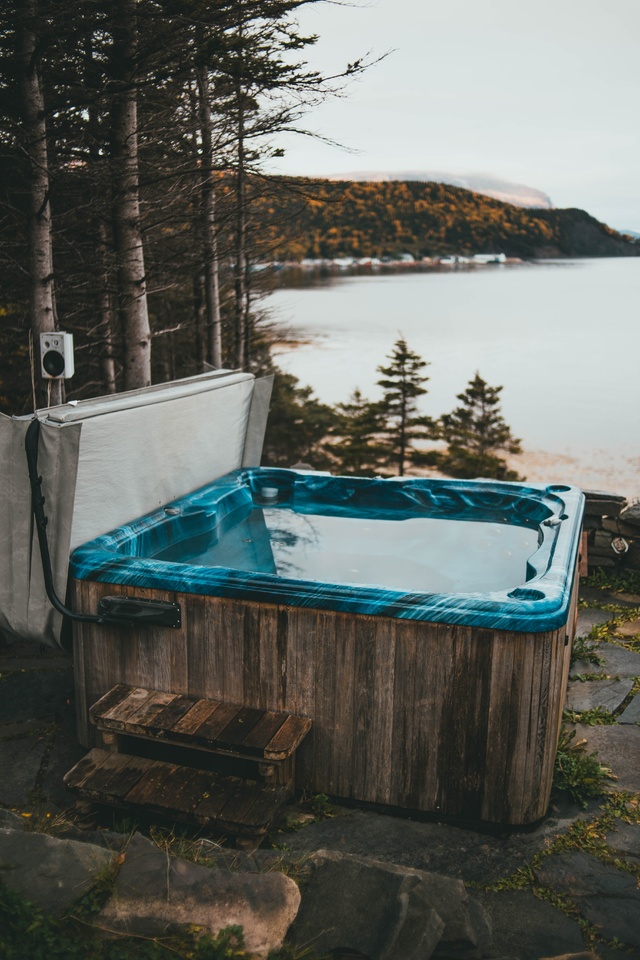 Mountain Lion Attacks A Couple Relaxing In Hot Tub