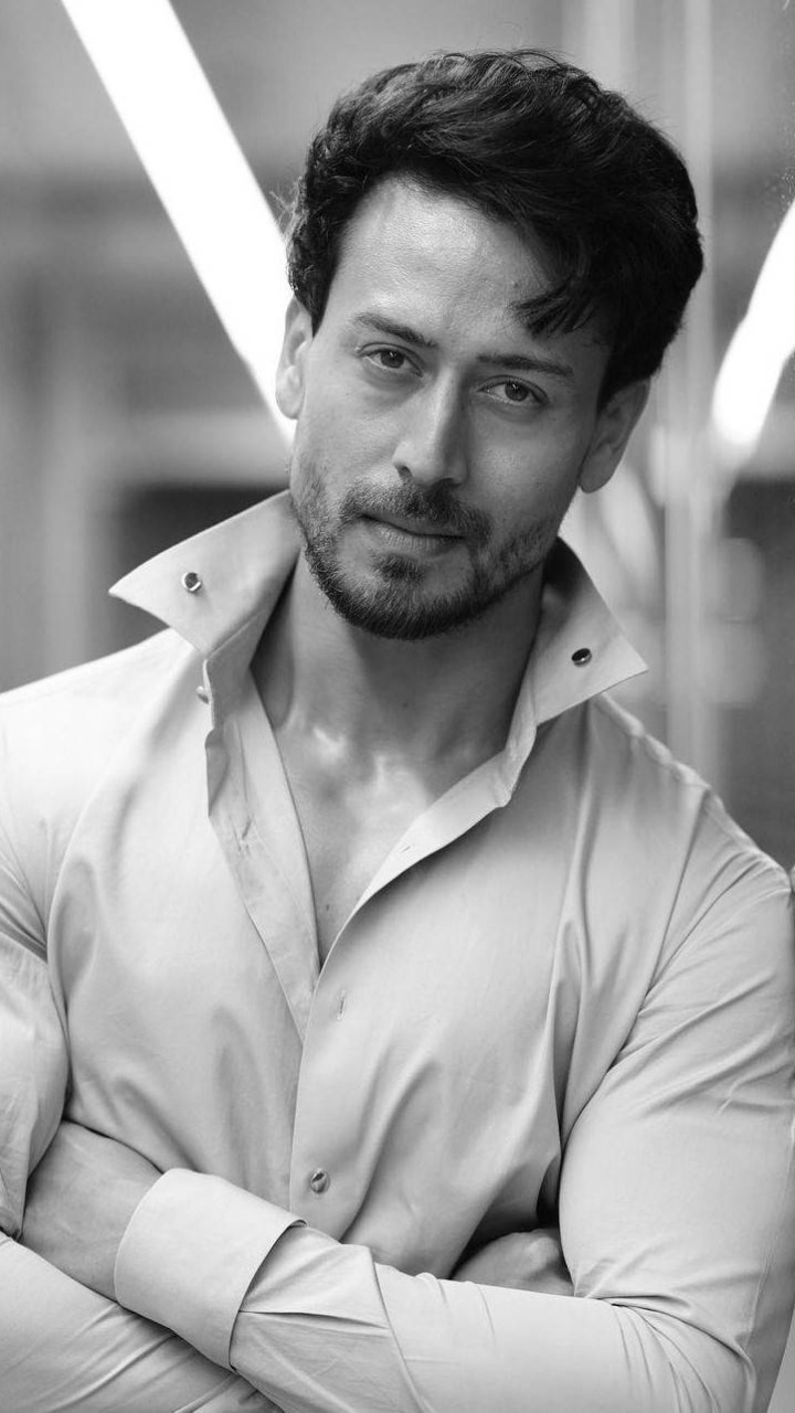 https://im.indiatimes.in/content/2023/Mar/greyscale-tiger-shroff-01zv1snqwobquz71_63ff364051975.jpg