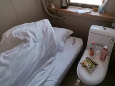 Bed Next To Toilet Hotel In China