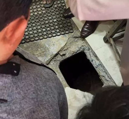 meerut thieves dig 10 feet tunnel leave sorry note