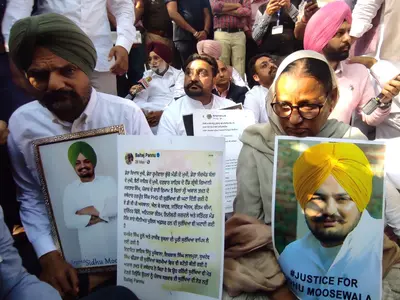 Sidhu Moose Wala's Parents Stage Protest Outsise Punjab Assembly